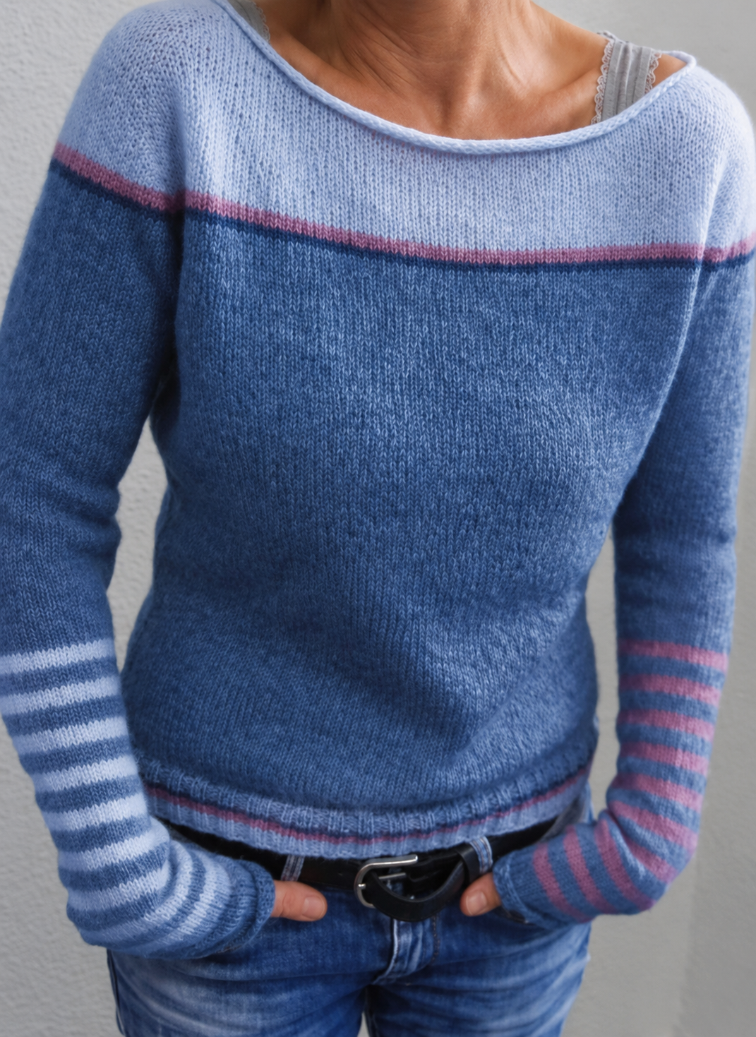 Pull rayé gris Katharina de Danoir Paris à manches longues, détail de la texture en tissu doux et confortable.