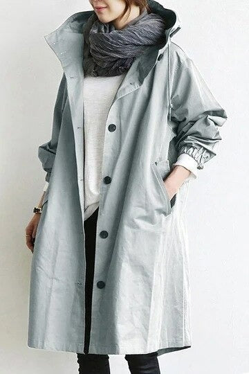Manteau trench élégant Danoir Paris Mandy gris déperlant, coupe classique et détails sophistiqués pour un look chic.