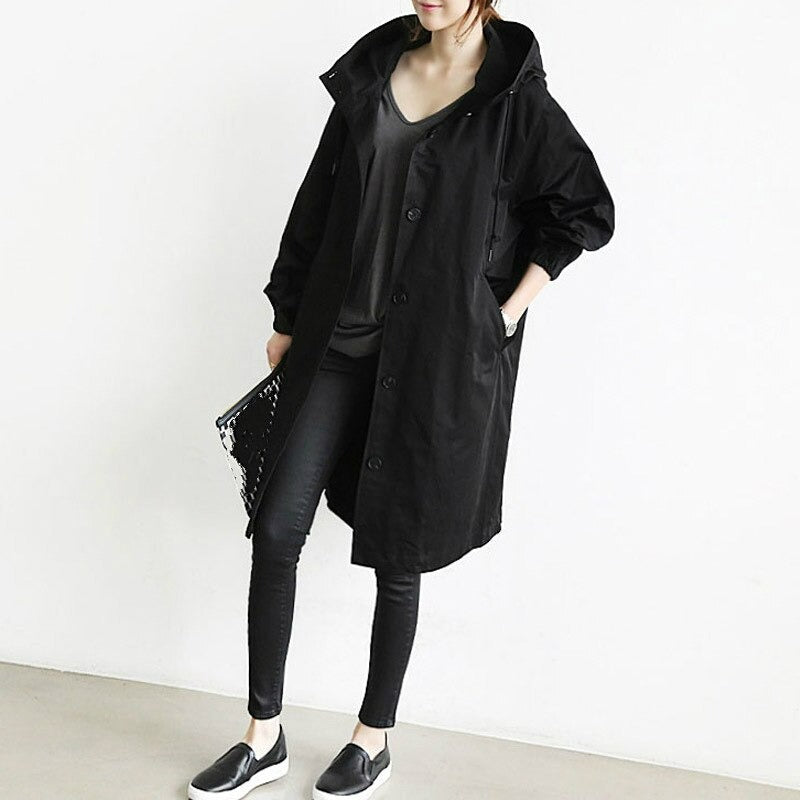 Manteau trench élégant Danoir Paris Mandy en gris déperlant, coupe sophistiquée, avec ceinture et détails raffinés.
