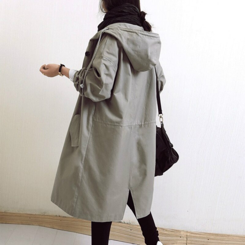Manteau trench élégant gris Mandy de Danoir Paris, coupe classique, tissu déperlant, porté sur un mannequin.