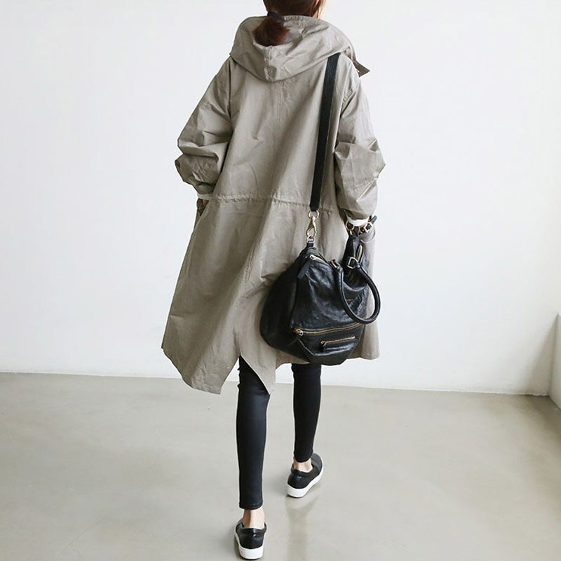 Mandy trench coat élégant déperlant de Danoir Paris en gris, veste légère avec ceinture et boutons, pour femme.