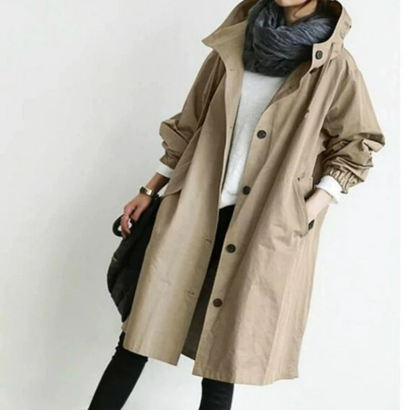 Manteau trench élégant Danoir Paris Mandy gris, déperlant, coupe sophistiquée, porté avec col et boutons visibles.