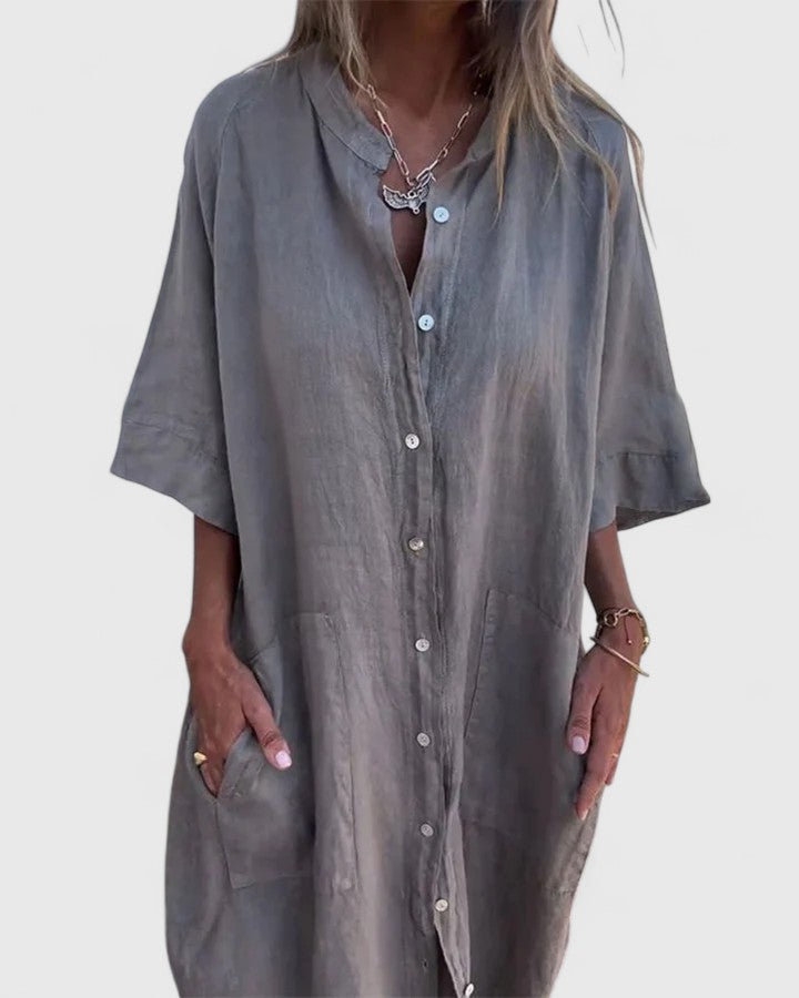 Robe en lin gris Marella de Danoir Paris, élégante, légère et fluide, portée avec des détails sophistiqués pour un look chic.