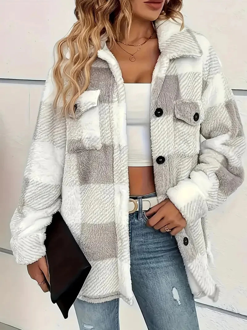 Veste en polaire à carreaux élégante de Danoir Paris, modèle Martin, en gris, portée ouverte.