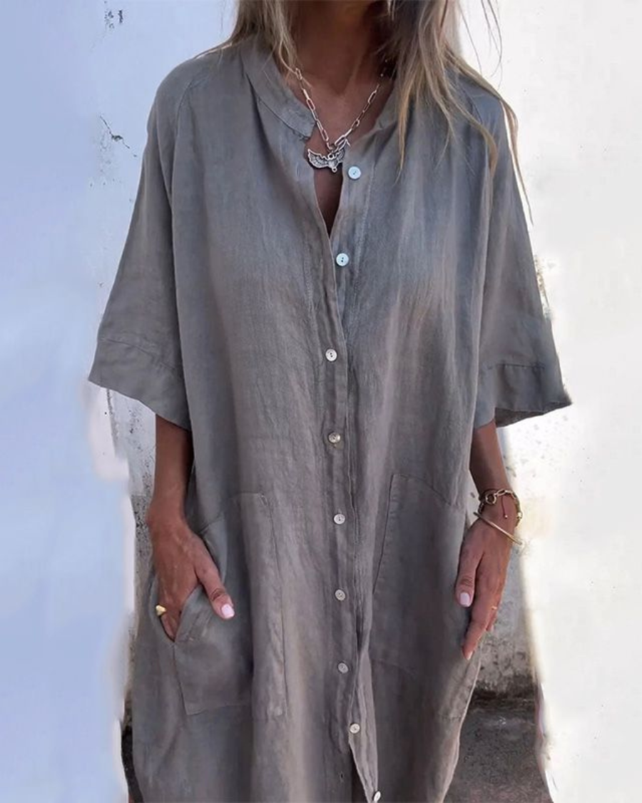 Robe chemise décontractée Melanie Danoir Paris en gris, style Ibiza, portée et vue de face sur mannequin.