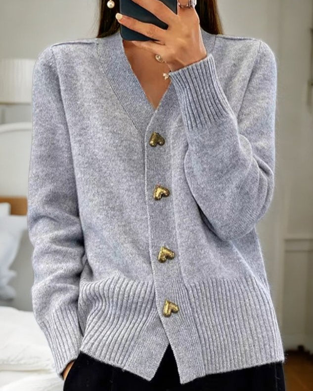 Cardigan romantique gris Danoir Paris Sofia, chic et élégant, porté sur un mannequin, détail en maille douce.