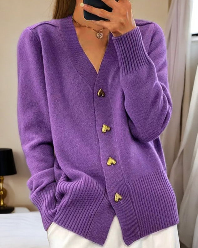 Cardigan romantique gris Danoir Paris Sofia, style chic et élégant avec détails délicats, porté sur un modèle.