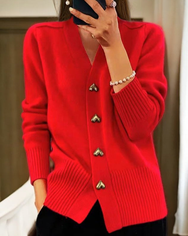 Cardigan romantique chic Danoir Paris Sofia en gris avec détails élégants, porté par un mannequin.