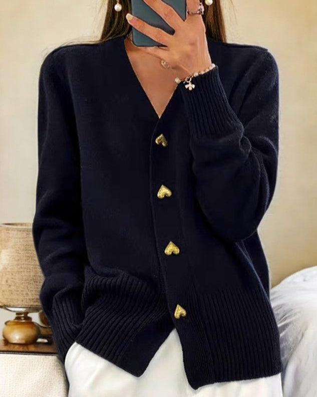 Cardigan romantique gris Sofia de Danoir Paris, style chic et élégant, porté sur un mannequin, détail de la texture en maille.
