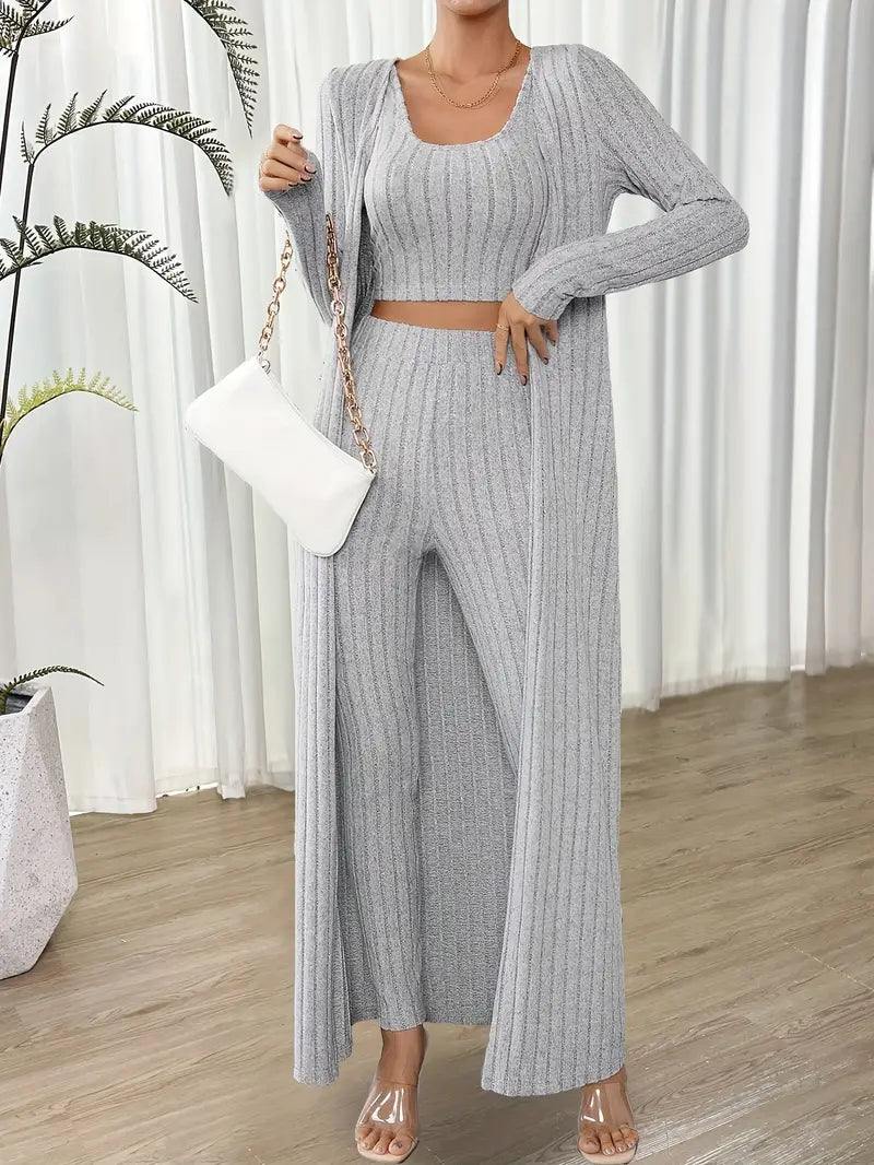 Ensemble côtelé gris Solène de Danoir Paris, comprenant un haut et un pantalon élégants, porté par un mannequin.