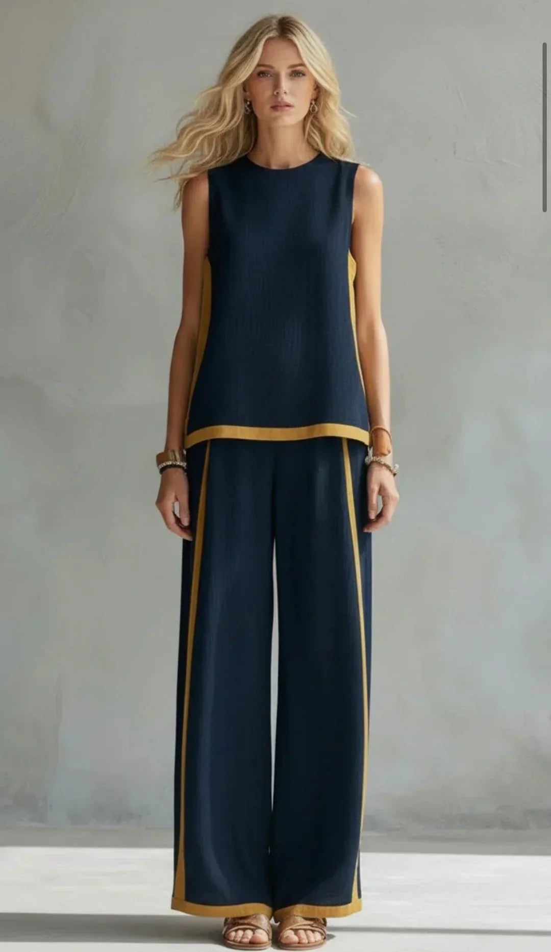 Ensemble Ursula Danoir Paris avec gilet et pantalon chic-décontracté bicolores, gris, détails élégants et finitions soignées.