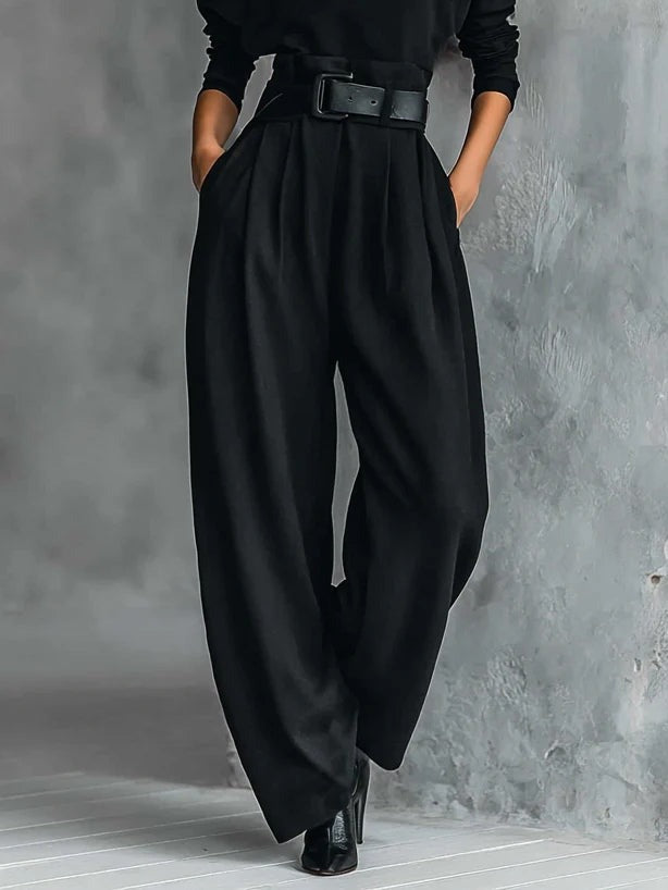 Robe mono gris élégante et décontractée Danoir Paris, style casual, portée par un mannequin, vue de face.