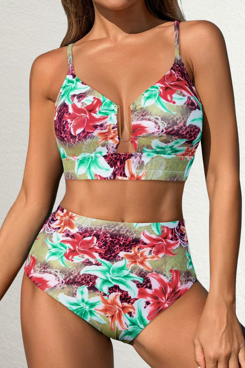 Bikini Danoir Paris Fenna™ avec contrôle du ventre, couleur verte, style élégant, tissu ajusté, vue en gros plan sur le haut du bikini.