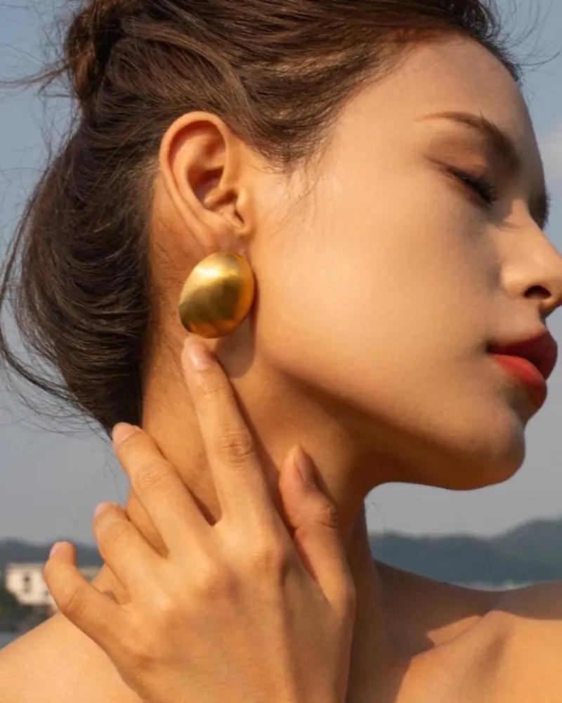 Boucles d'oreilles Orova Shield de Danoir Paris, bijoux fantaisie en imitation, design moderne avec détails élégants.
