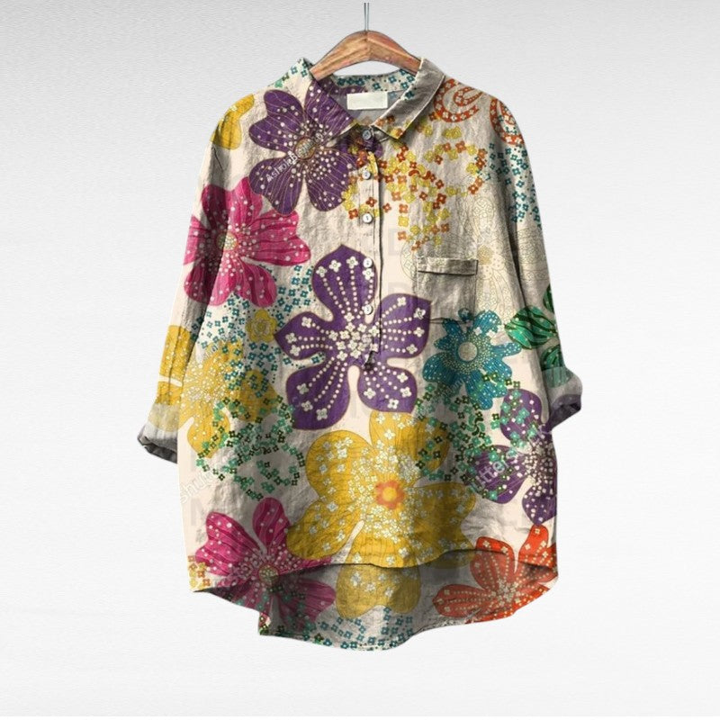 Blouse florale artistique Esmée de Danoir Paris avec imprimé coloré et détails délicats, portée sur mannequin.
