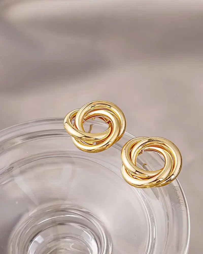 Boucles d'oreilles studs Aurelia Knot de Danoir Paris en métal, avec un design noué élégant et moderne.