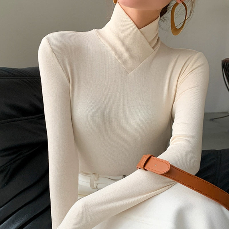 Pull roulé ivoire Julia de Danoir Paris, vêtement confortable en coton doux, porté sur mannequin.