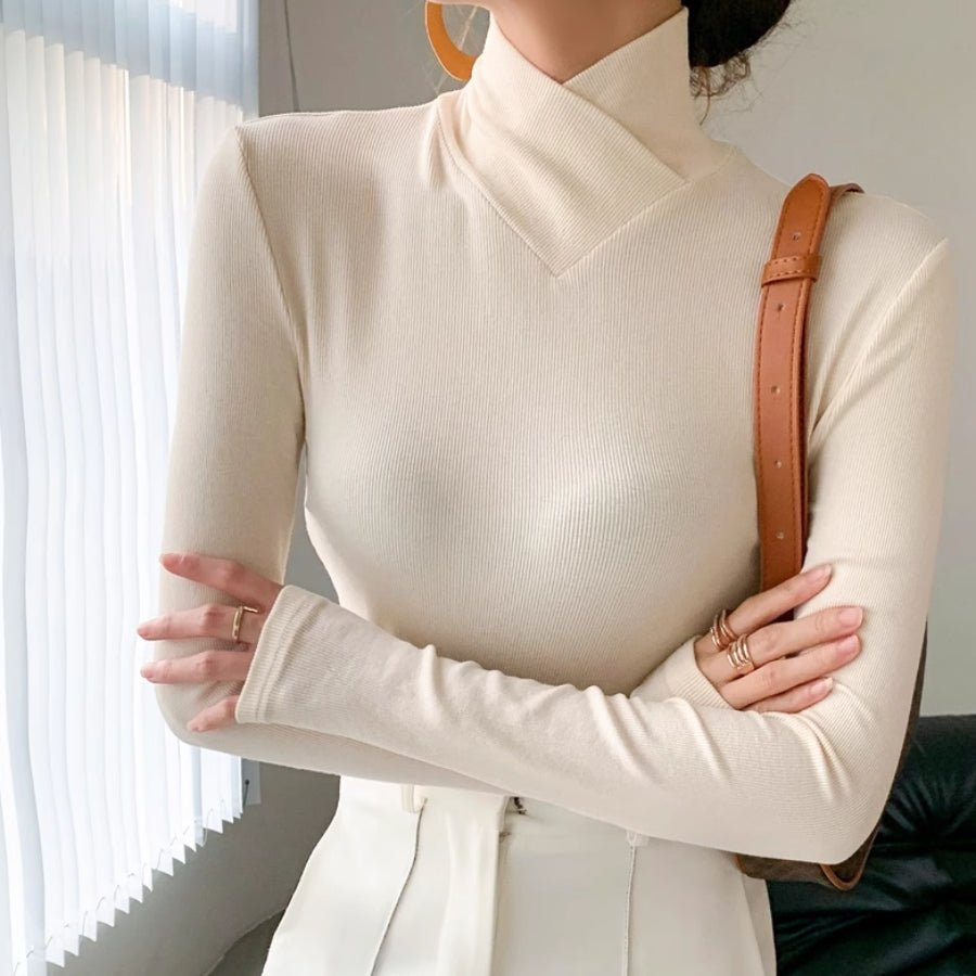 Pull roulé ivoire Danoir Paris Julia, confortable et léger, porté en mode décontracté, idéal pour le quotidien.