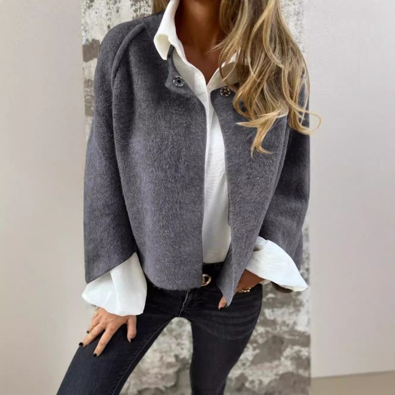 Veste courte Danoir Paris Elise kaki avec manches évasées élégantes, style chic et moderne pour femme.