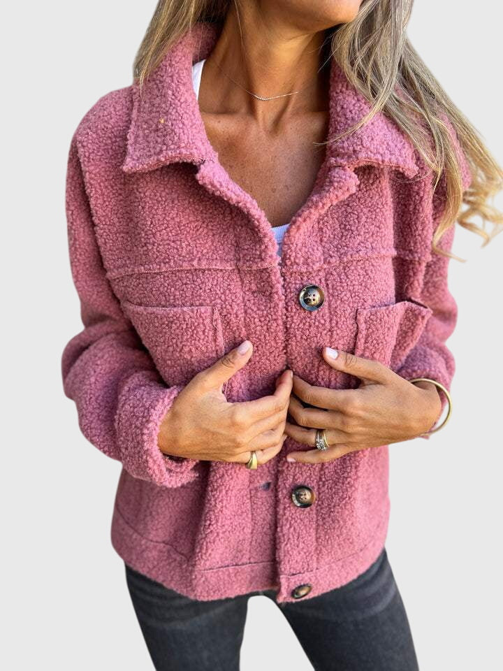 Veste élégante Mila de Danoir Paris en noir, coupe ajustée, détail chic, idéale pour une tenue sophistiquée.