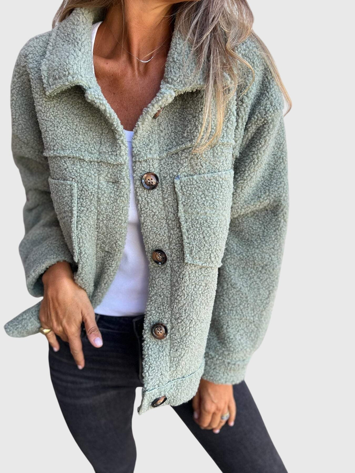 Veste élégante Mila de Danoir Paris en noir, vue de face, détails du col et des manches, tissu léger et chic.