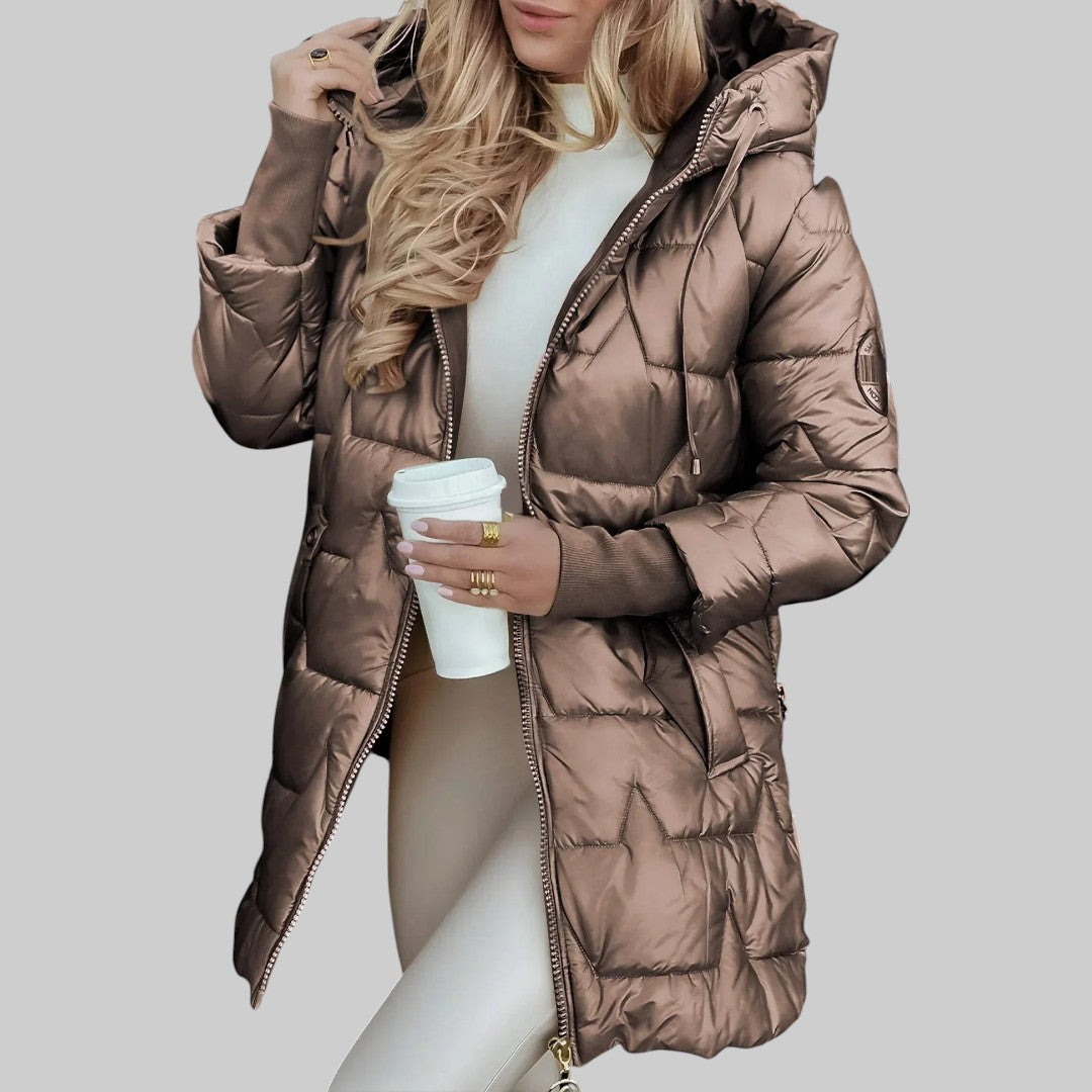 Manteau d'automne beige Danoir Paris Cecilia avec capuche, élégant et chaud, pour femmes, vue de face.