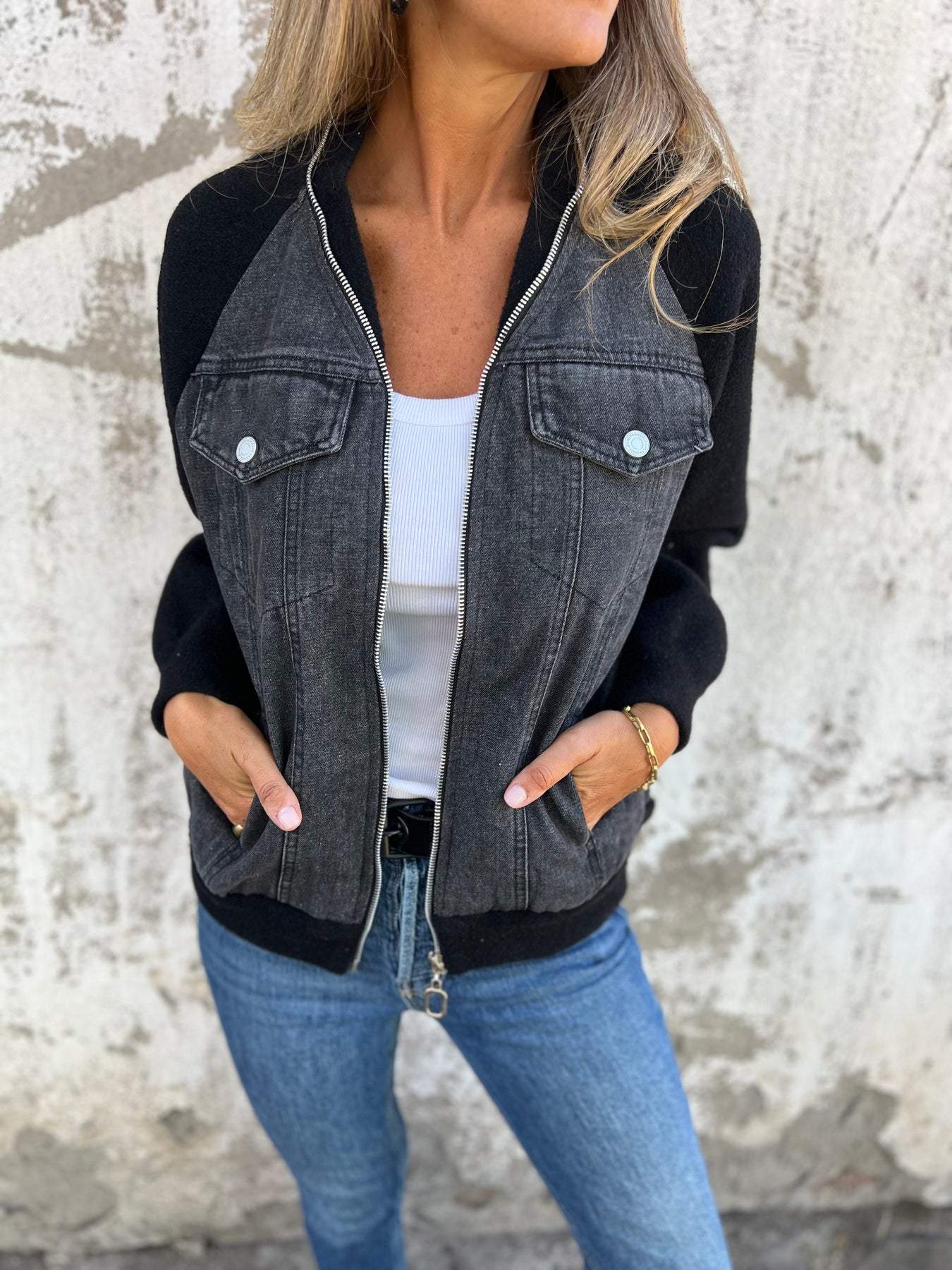 Veste Danoir Paris Isa, veste quotidienne bleue, coupe flatteuse, couvre et conforte, pour un style élégant et confortable.