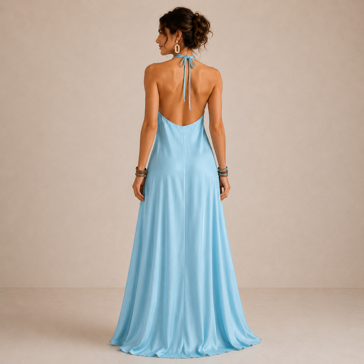 Robe maxi bleu clair ALINA de Danoir Paris, tissu fluide, coupe élégante et longueur au sol, parfaite pour une tenue sophistiquée.