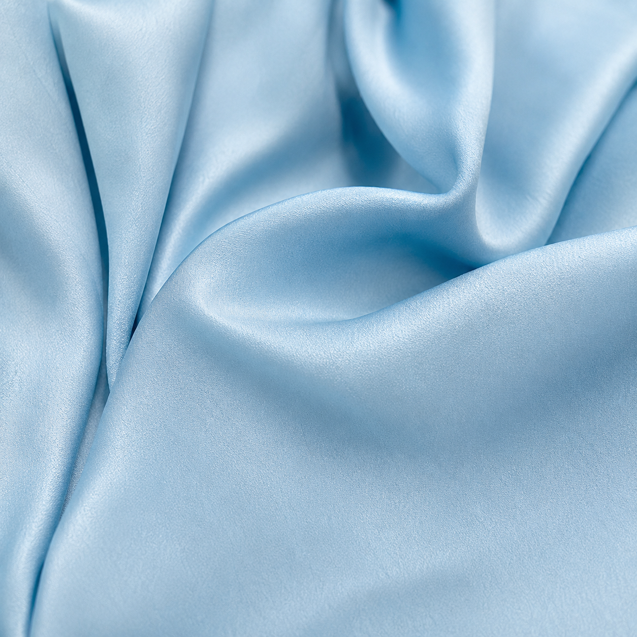 Robe maxi ALINA de Danoir Paris en tissu bleu clair, longue, élégante avec détails subtils, portée par un mannequin.