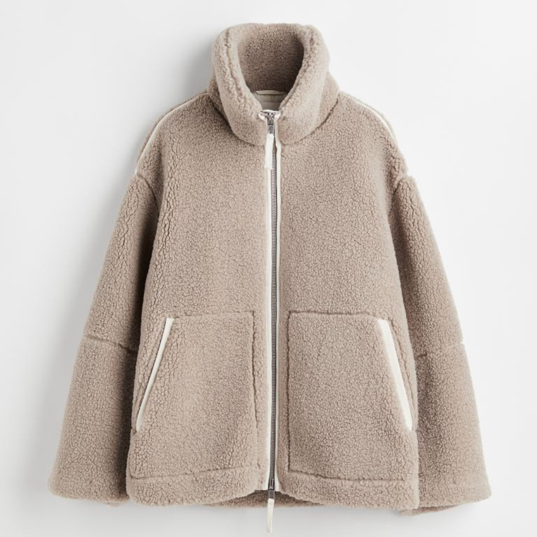 Veste d'hiver douce et chaude Anastasia de Danoir Paris, veste en jassen brun clair avec col et poches visibles.
