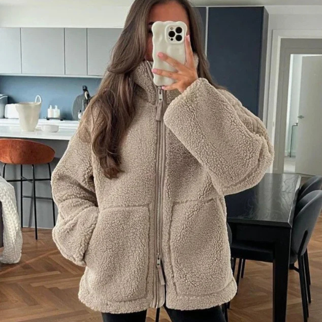 Veste d'hiver douce et chaude Anastasia de Danoir Paris, jassen brun clair avec col rembourré, vue de face.
