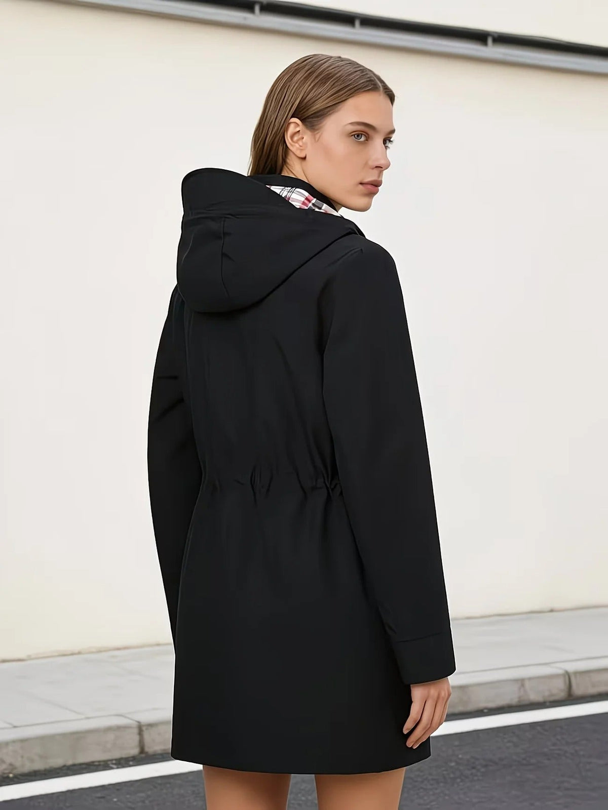 Veste de pluie 3-en-1 Carlotta de Danoir Paris, imperméable avec capuche amovible, veste noire pour femmes.