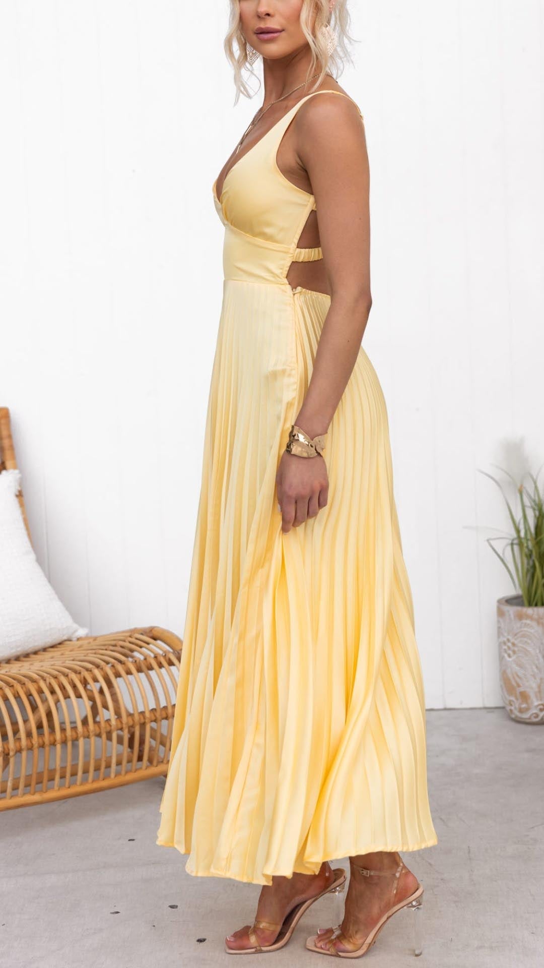 Robe maxi plissée élégante Danoir Paris jaune, vue de face, détails du tissu fluide et coupe sophistiquée.