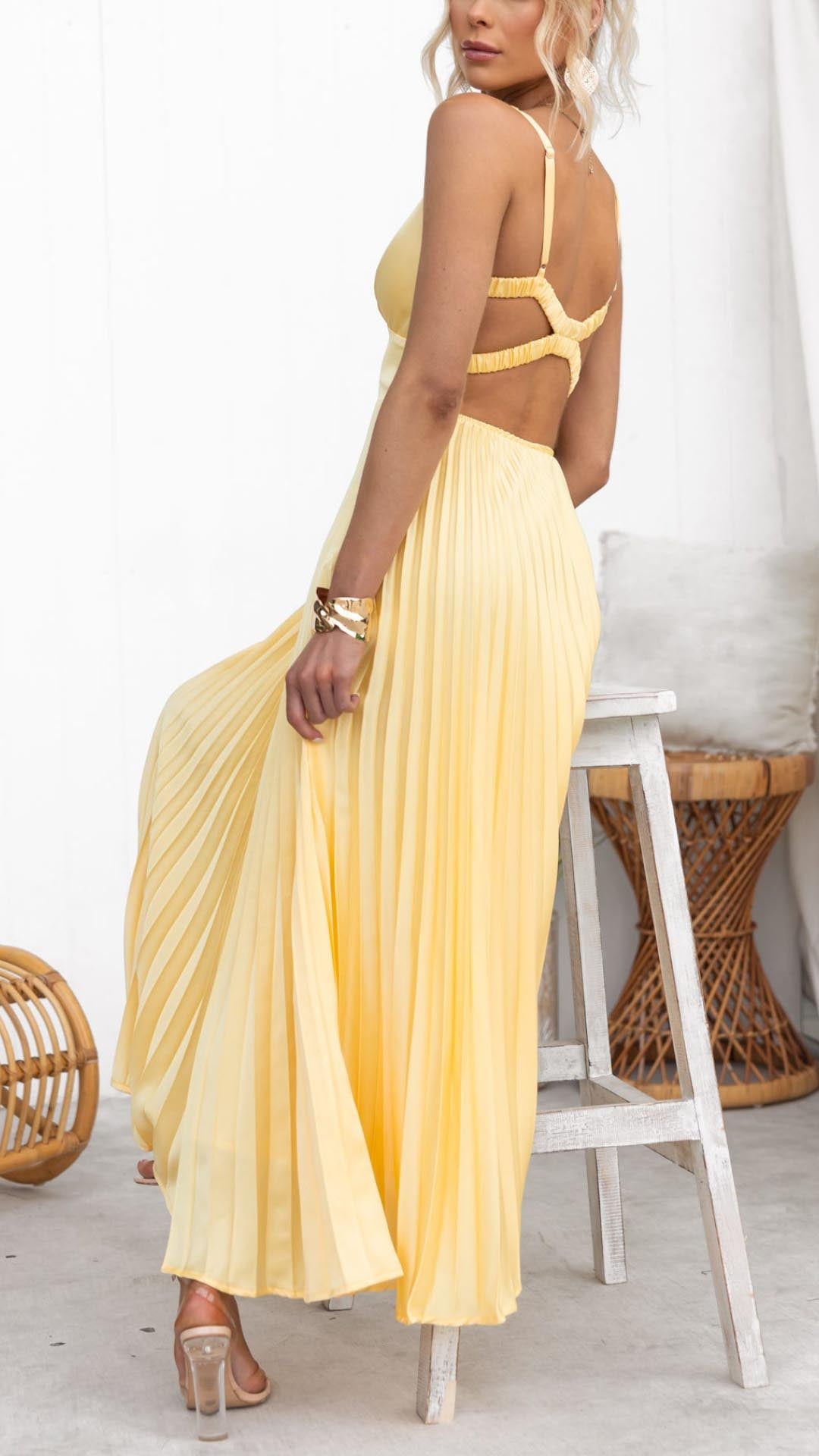Robe maxi plissée élégante jaune Aby de Danoir Paris, vue de face, en tissu fluide et sophistiqué.