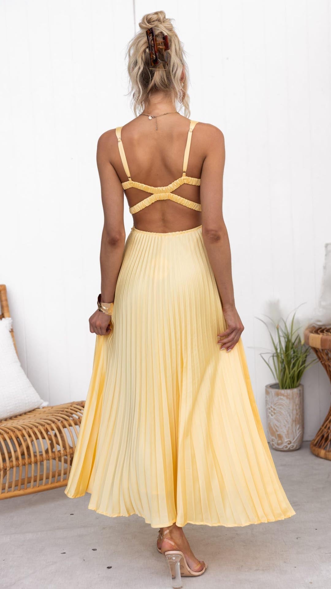 Robe maxi plissée jaune Danoir Paris Aby, élégante, longue, avec un style sophistiqué et fluide.