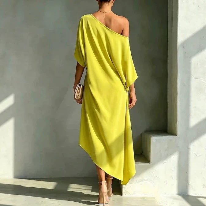 Robe élégante asymétrique Camila de Danoir Paris en tissu jaune, vue en détail sur le mannequin.