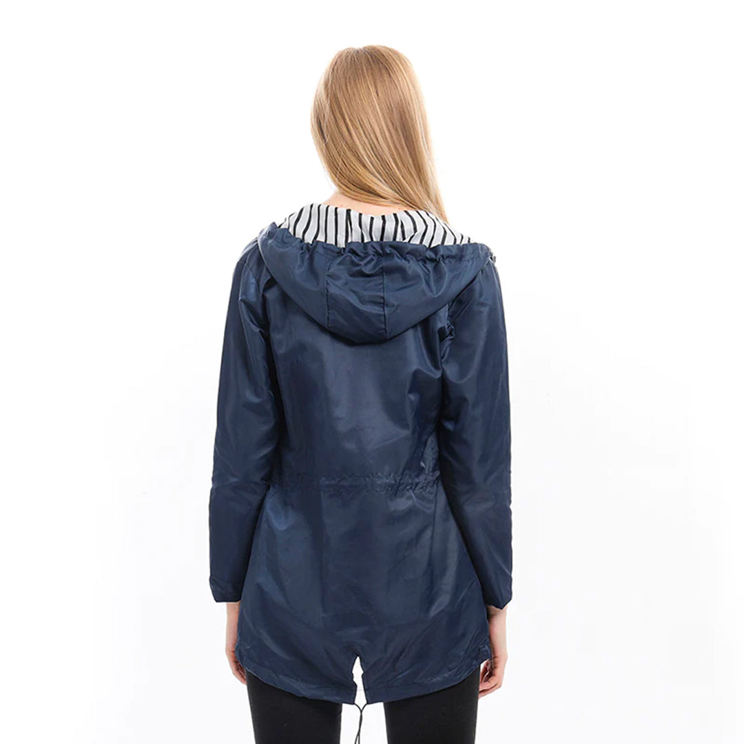 Imperméable élégant et confortable Danoir Paris Glayda jaune, tissu imperméable avec capuche, porté en extérieur.