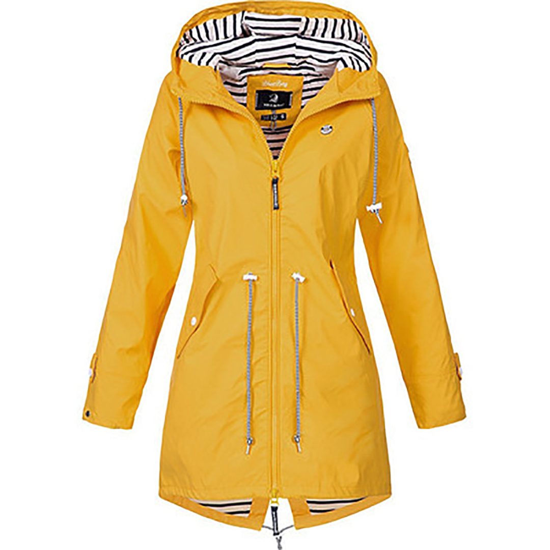 Imperméable jaune élégant et confortable de la marque Danoir Paris, conçu pour un style sophistiqué et une protection contre la pluie.