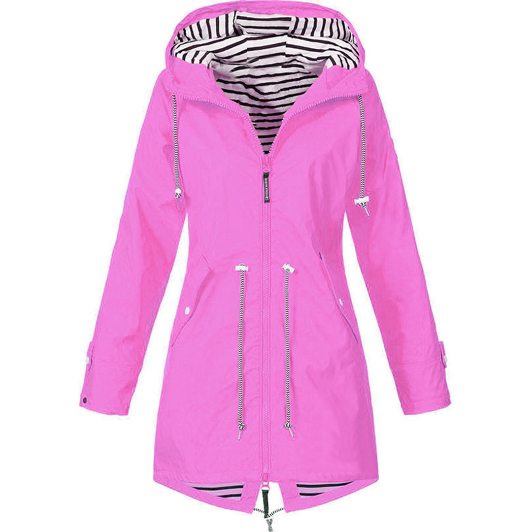 Imperméable jaune élégant et confortable de Danoir Paris, veste longue pour femme, finition soignée, porté en extérieur.