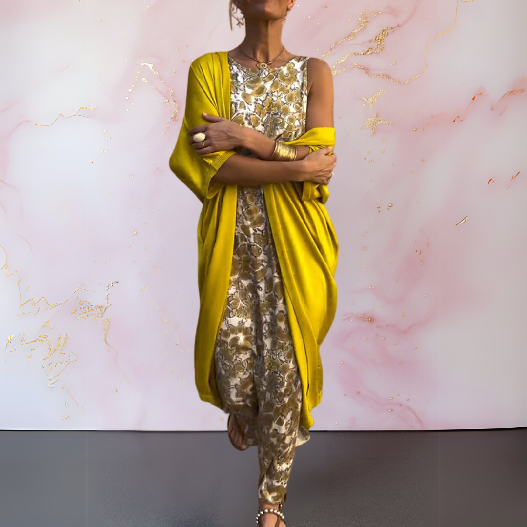Robe maxi élégante jaune Melanie de Danoir Paris, fluide et longue, portée avec style pour une allure sophistiquée.
