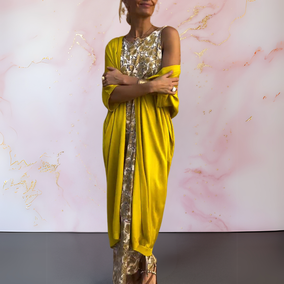 Robe maxi élégante jaune Melanie de Danoir Paris, longue et fluide, portée sur un mannequin avec détails sophistiqués.