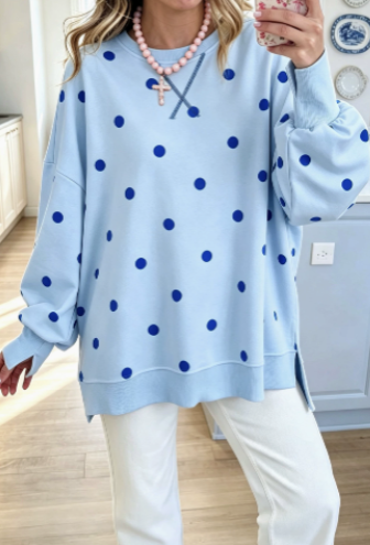 Sweatshirt chic Danoir Paris en jaune soleil et bleu à pois, doux et tendance, porté sur un mannequin.
