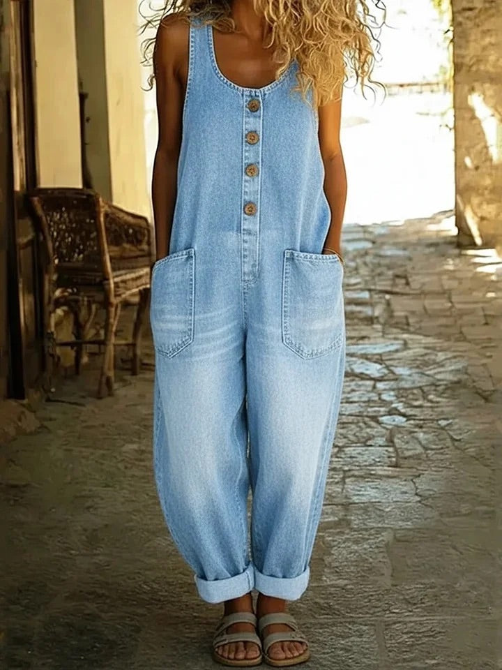 Salopette en denim vintage lavé Ruth de Danoir Paris, jumpsuit en coton bleu avec poches et bretelles ajustables.