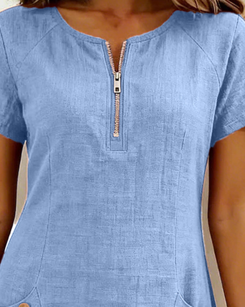 Robe Lina™ Danoir Paris en tissu bleu, robe de jour élégante et naturelle, portée avec style pour un look chic quotidien.