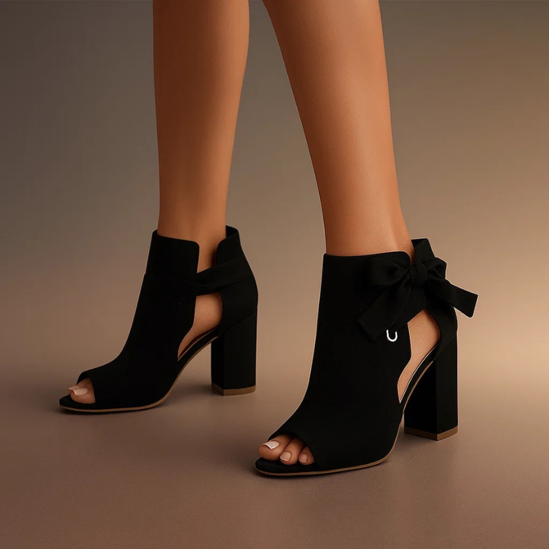 Sandales élégantes Marcella de Danoir Paris en kaki avec talons, visibles en détail sur l'image.