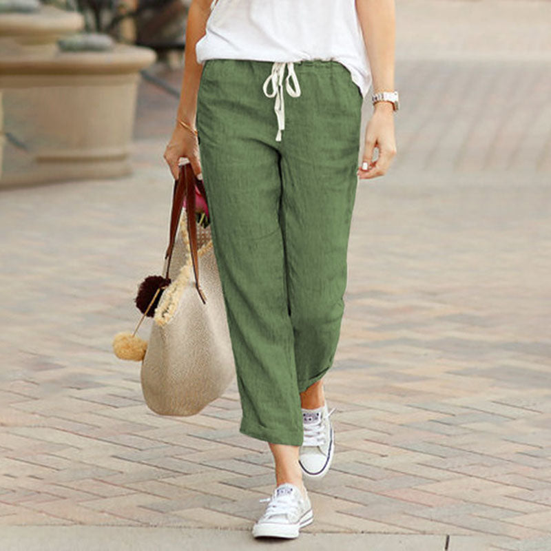 Pantalons casual Danoir Paris Alvie en kaki, tissu confortable, vue de face sur un mannequin.
