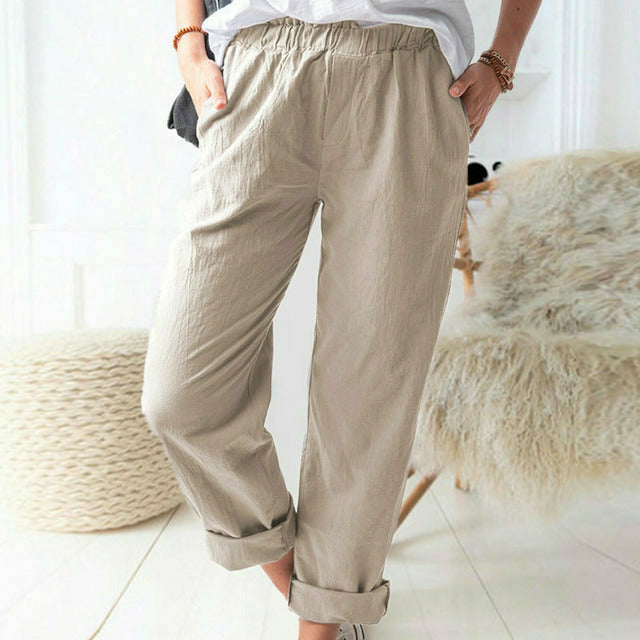 Pantalons Neria à structure souple de Danoir Paris, en kaki, avec coupe fluide et moderne, tissu léger et confortable.