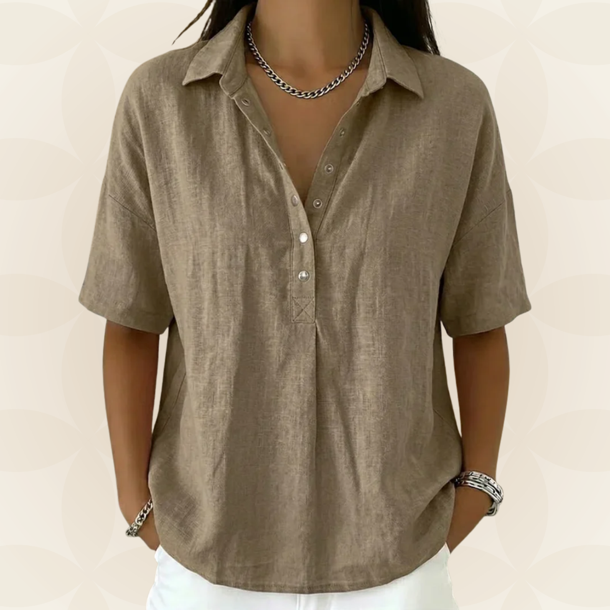 Blouse Sonja Danoir Paris kaki avec col et détails de boutons, tissu léger et élégance sophistiquée.