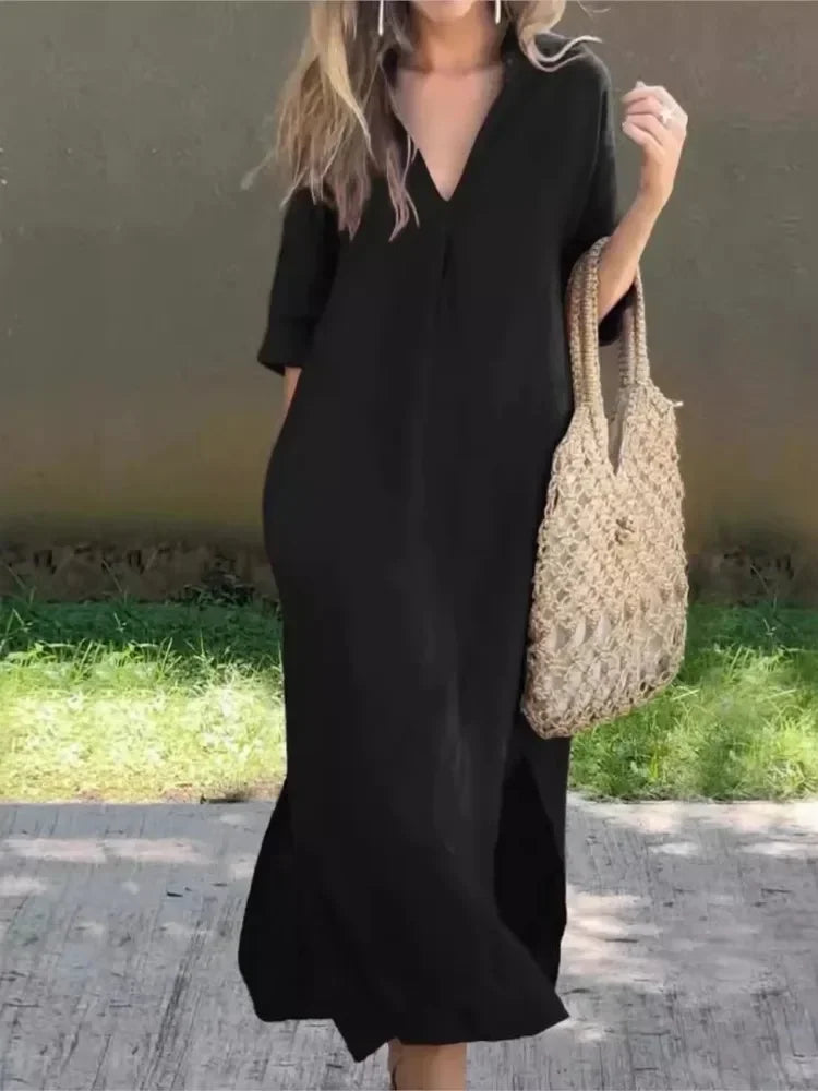 Robe longue décontractée Fiora de Danoir Paris en tissu kaki, élégante et confortable, portée en style décontracté.