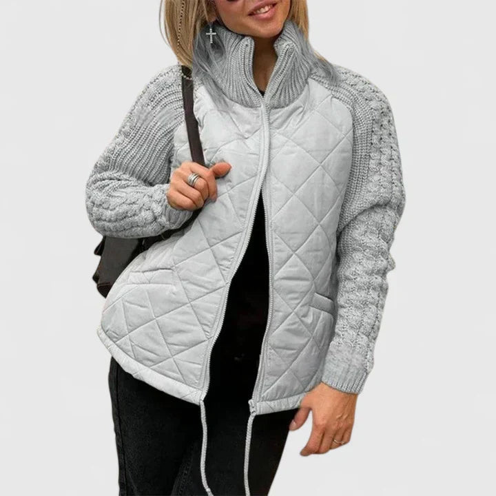 Veste élégante Danoir Paris Havirae en kaki avec coupe sophistiquée et détails modernes, vue de face.